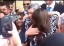 يالفيديو : وزير الداخلية ” يحضن ” فتاة بعنف